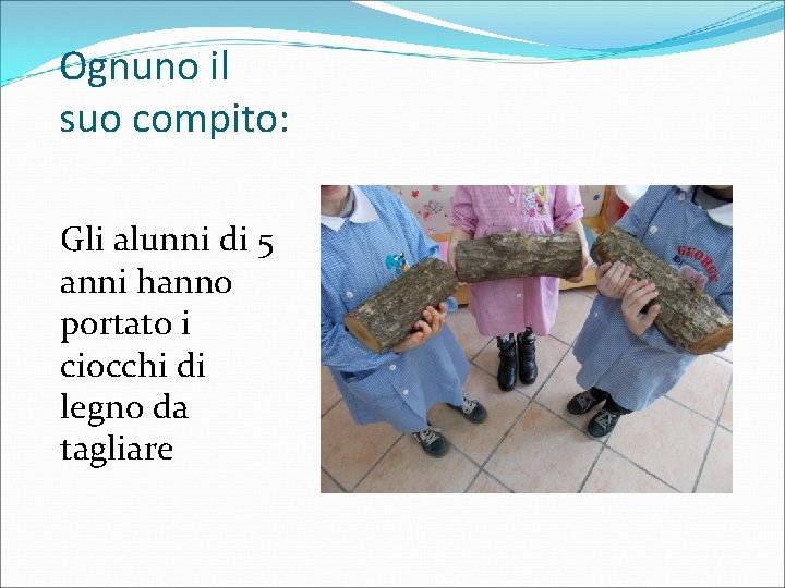 Ognuno il suo compito: Gli alunni di 5 anni hanno portato i ciocchi di