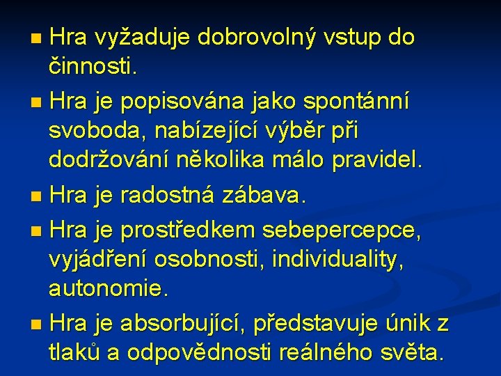 n Hra vyžaduje dobrovolný vstup do činnosti. n Hra je popisována jako spontánní svoboda,