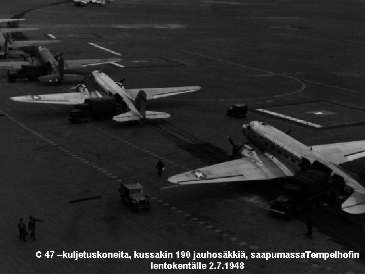 C 47 –kuljetuskoneita, kussakin 190 jauhosäkkiä, saapumassa. Tempelhofin lentokentälle 2. 7. 1948 