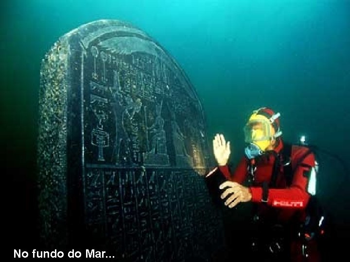 Estelas com inscrições em grego e egípcio O resgate No fundo do Mar. .