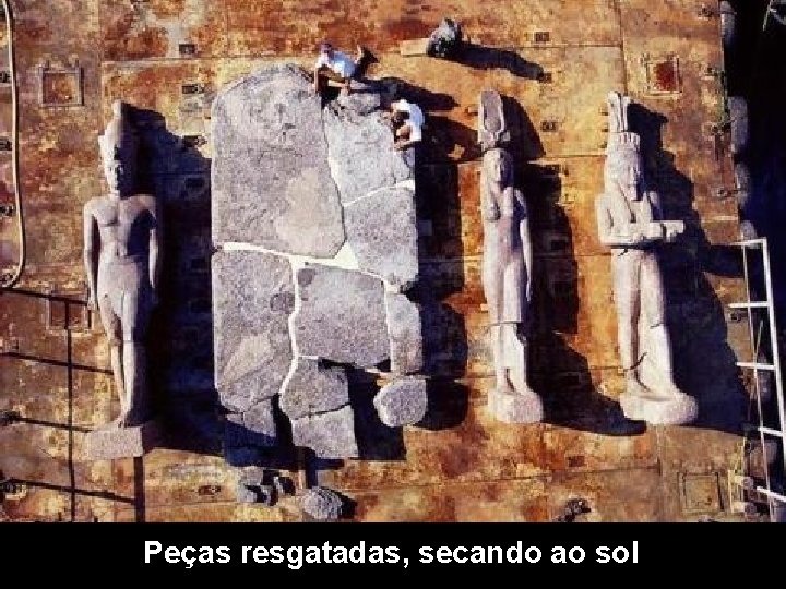 Peças resgatadas, secando ao sol 