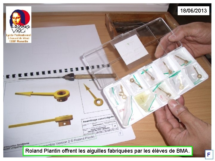 18/06/2013 Roland Plantin offrent les aiguilles fabriquées par les élèves de BMA. F 