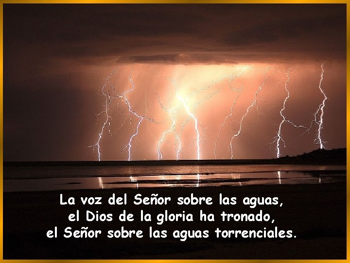 La voz del Señor sobre las aguas, el Dios de la gloria ha tronado,