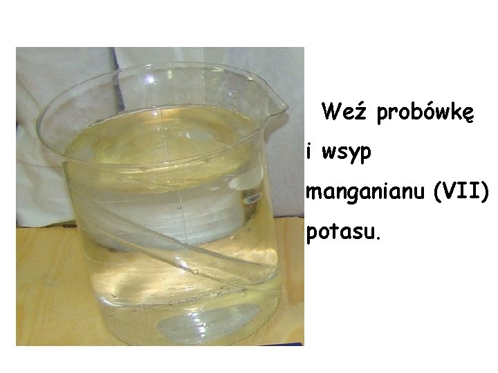 Weź probówkę i wsyp manganianu (VII) potasu. 