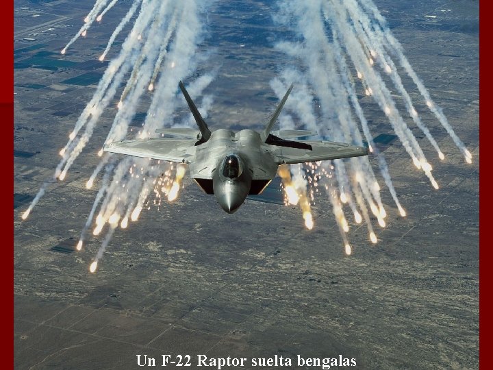Un F-22 Raptor suelta bengalas 