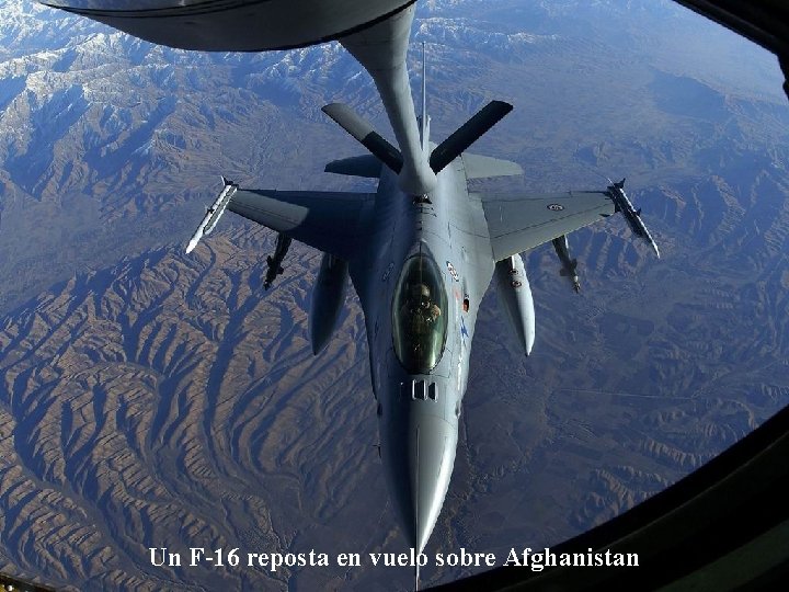 Un F-16 reposta en vuelo sobre Afghanistan 