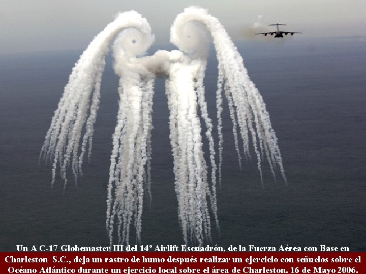 Un A C-17 Globemaster III del 14º Airlift Escuadrón, de la Fuerza Aérea con