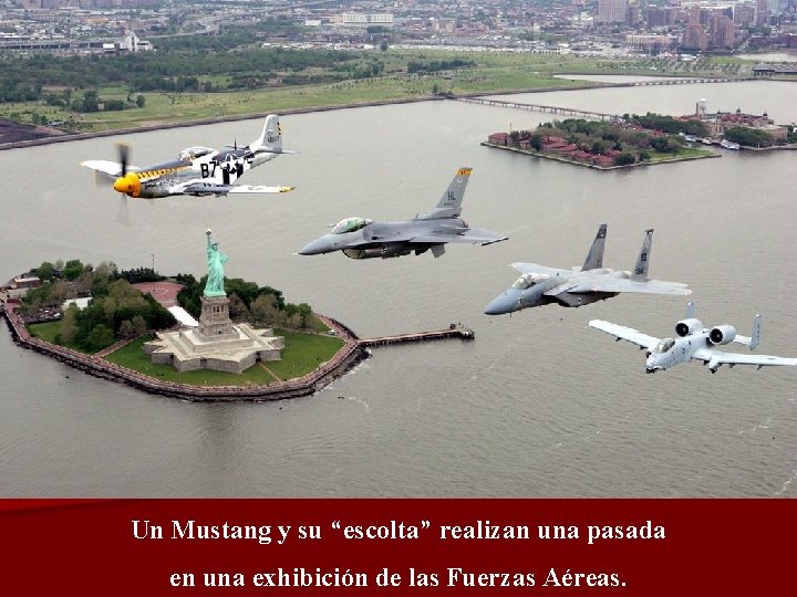 Un Mustang y su “escolta” realizan una pasada en una exhibición de las Fuerzas