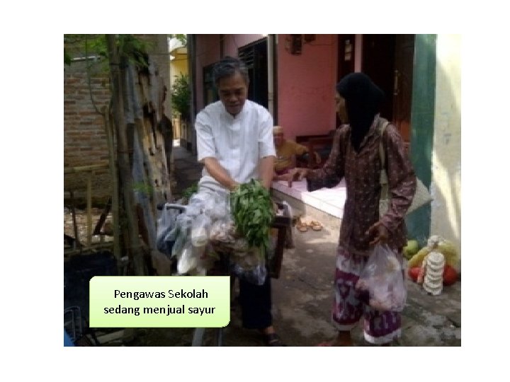  Pengawas Sekolah sedang menjual sayur 