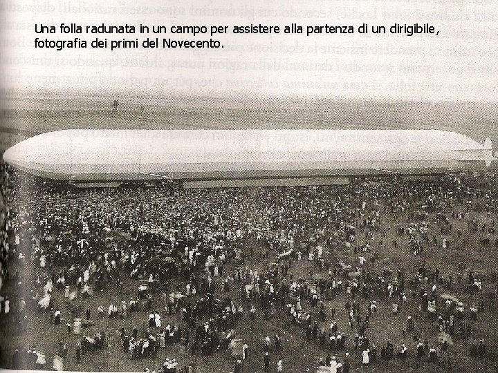 Una folla radunata in un campo per assistere alla partenza di un dirigibile, fotografia