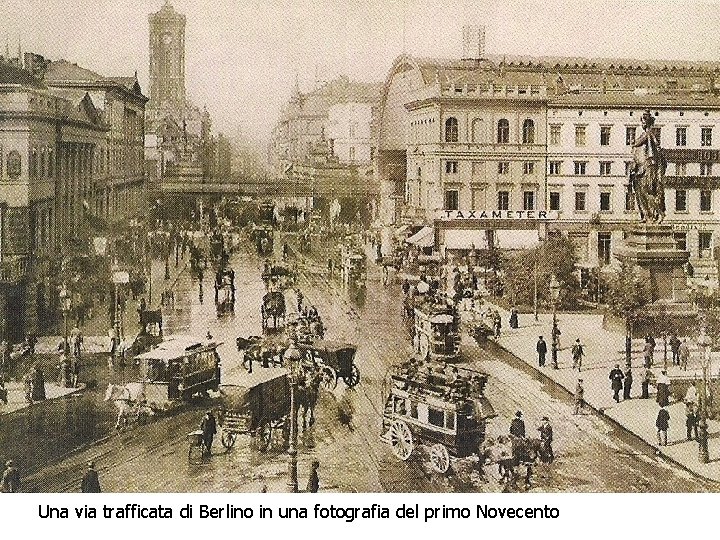 Una via trafficata di Berlino in una fotografia del primo Novecento 