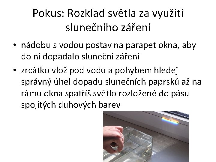 Pokus: Rozklad světla za využití slunečního záření • nádobu s vodou postav na parapet