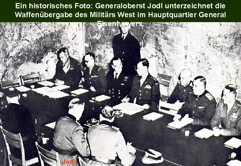Ein historisches Foto: Generaloberst Jodl unterzeichnet die Waffenübergabe des Militärs West im Hauptquartier General