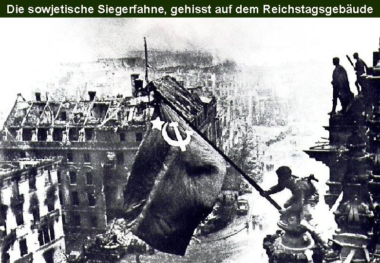 Die sowjetische Siegerfahne, gehisst auf dem Reichstagsgebäude 8 
