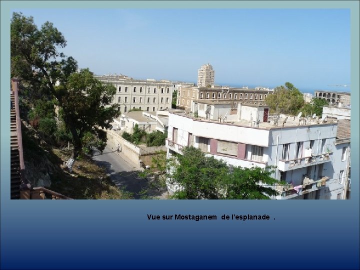 Vue sur Mostaganem de l’esplanade. 