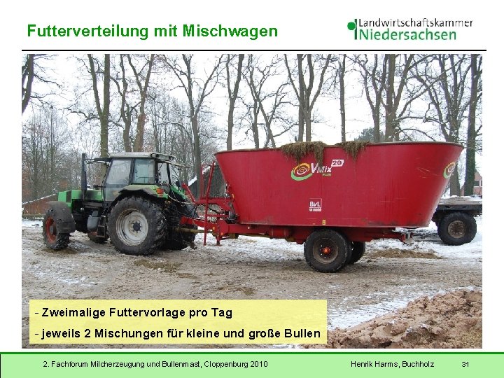 Futterverteilung mit Mischwagen - Zweimalige Futtervorlage pro Tag - jeweils 2 Mischungen für kleine