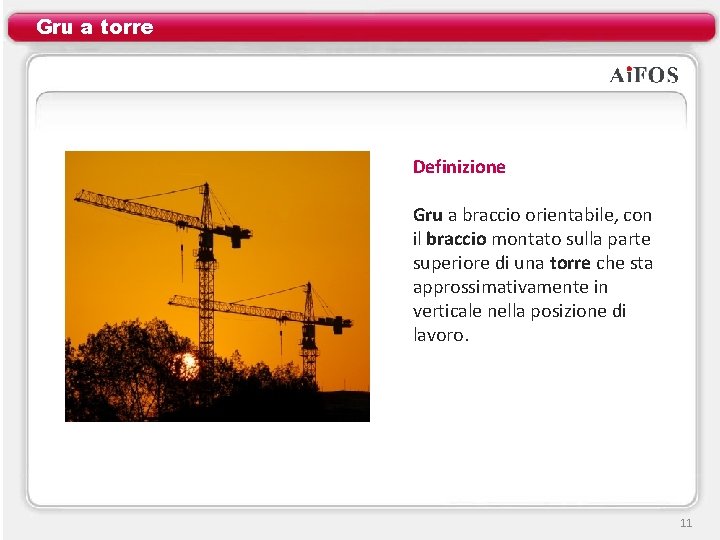 Gru a torre Definizione Gru a braccio orientabile, con il braccio montato sulla parte
