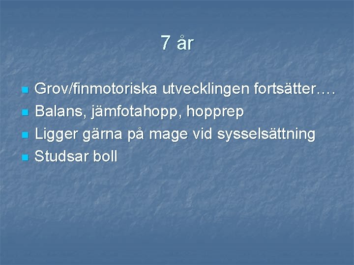 7 år n n Grov/finmotoriska utvecklingen fortsätter…. Balans, jämfotahopp, hopprep Ligger gärna på mage
