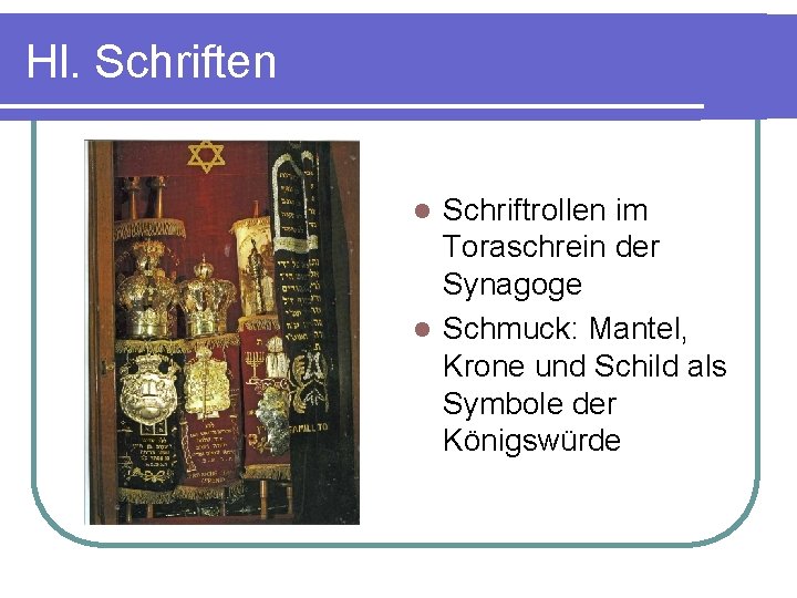 Hl. Schriften Schriftrollen im Toraschrein der Synagoge l Schmuck: Mantel, Krone und Schild als
