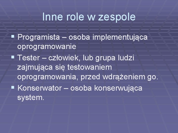 Inne role w zespole § Programista – osoba implementująca oprogramowanie § Tester – człowiek,
