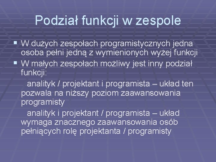 Podział funkcji w zespole § W dużych zespołach programistycznych jedna osoba pełni jedną z