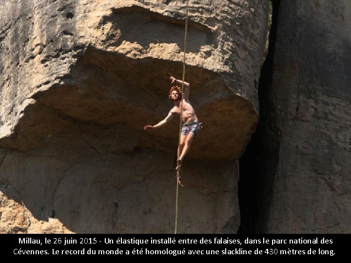 Millau, le 26 juin 2015 - Un élastique installé entre des falaises, dans le
