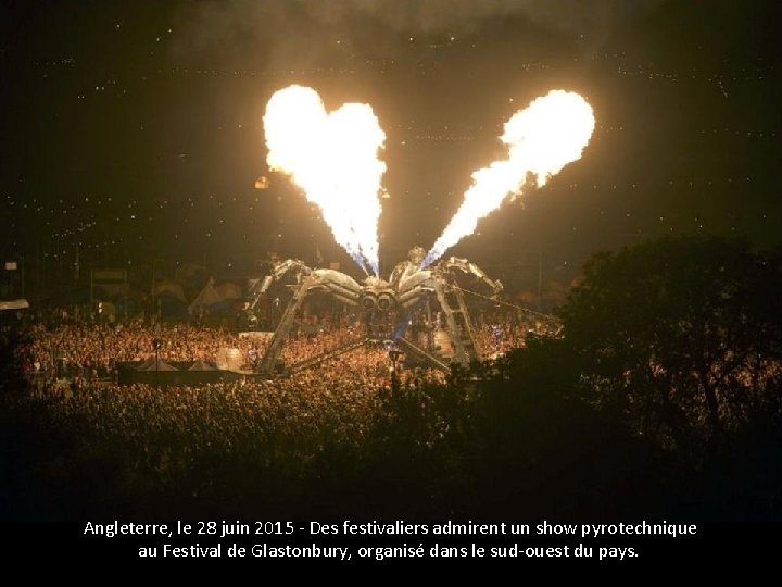 Angleterre, le 28 juin 2015 - Des festivaliers admirent un show pyrotechnique au Festival