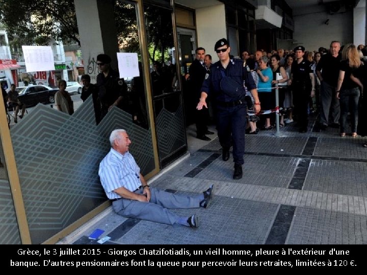 Grèce, le 3 juillet 2015 - Giorgos Chatzifotiadis, un vieil homme, pleure à l'extérieur