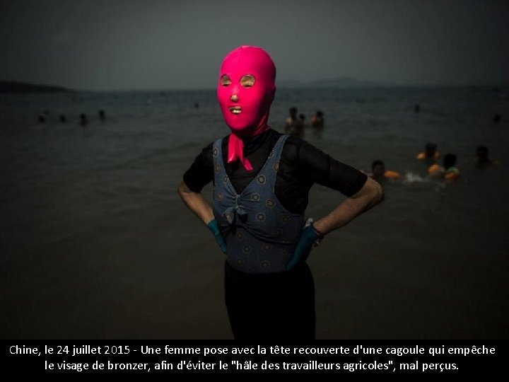 Chine, le 24 juillet 2015 - Une femme pose avec la tête recouverte d'une