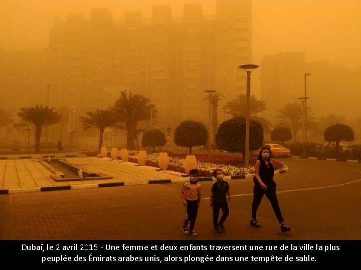 Dubaï, le 2 avril 2015 - Une femme et deux enfants traversent une rue