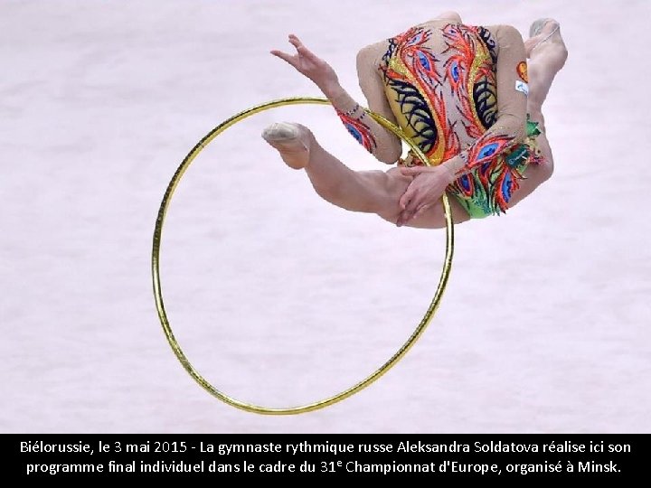 Biélorussie, le 3 mai 2015 - La gymnaste rythmique russe Aleksandra Soldatova réalise ici