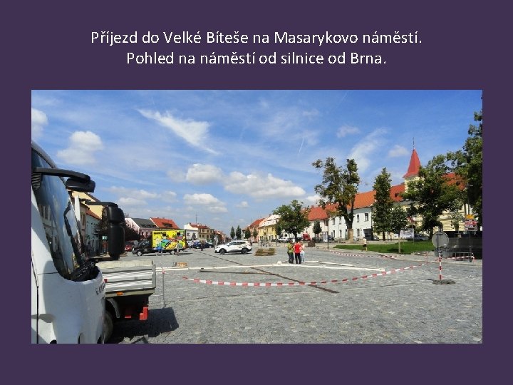 Příjezd do Velké Bíteše na Masarykovo náměstí. Pohled na náměstí od silnice od Brna.