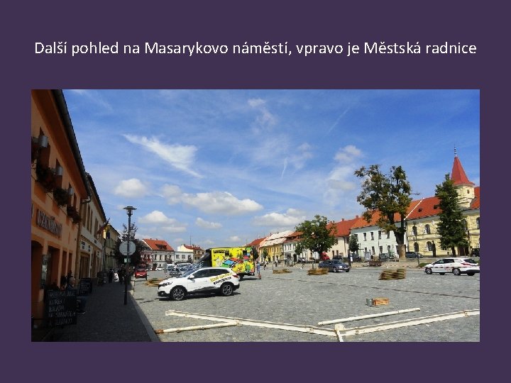 Další pohled na Masarykovo náměstí, vpravo je Městská radnice 