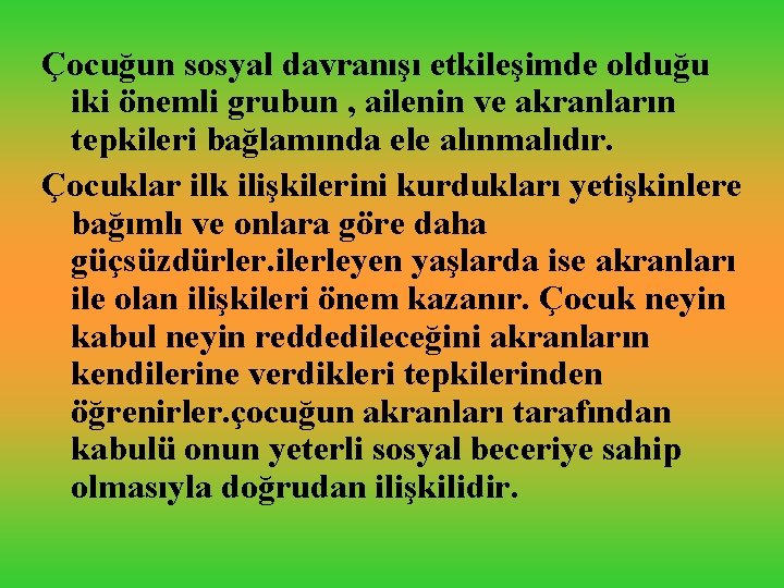 Çocuğun sosyal davranışı etkileşimde olduğu iki önemli grubun , ailenin ve akranların tepkileri bağlamında