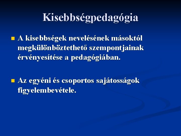 Kisebbségpedagógia n A kisebbségek nevelésének másoktól megkülönböztethető szempontjainak érvényesítése a pedagógiában. n Az egyéni