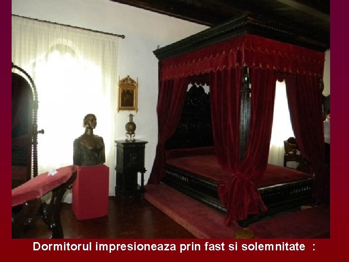Dormitorul impresioneaza prin fast si solemnitate : 