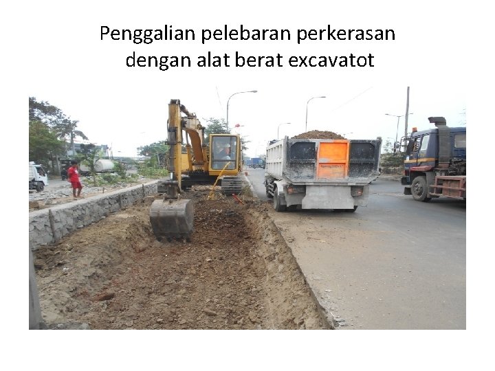 Penggalian pelebaran perkerasan dengan alat berat excavatot 