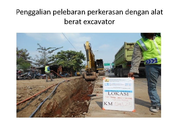 Penggalian pelebaran perkerasan dengan alat berat excavator 