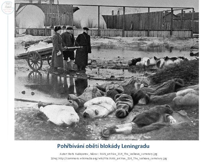 Pohřbívání obětí blokády Leningradu Autor: Boris Kudoyarov , Název: RIAN_archive_216_The_Volkovo_cemetery. jpg Zdroj: http: //commons.