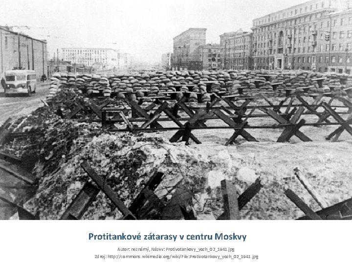Protitankové zátarasy v centru Moskvy Autor: neznámý, Název: Protivotankovy_yozh_02_1941. jpg Zdroj: http: //commons. wikimedia.