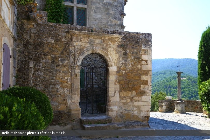 Belle maison en pierre à côté de la mairie. 