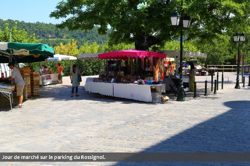 Jour de marché sur le parking du Rossignol. 