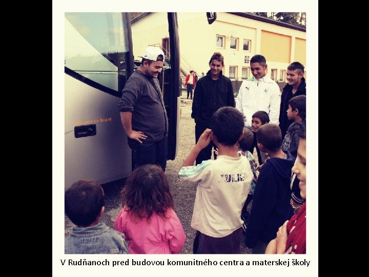 V Rudňanoch pred budovou komunitného centra a materskej školy 
