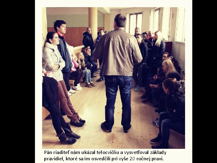 Pán riaditeľ nám ukázal telocvičňu a vysvetľoval základy pravidiel, ktoré sa im osvedčili pri