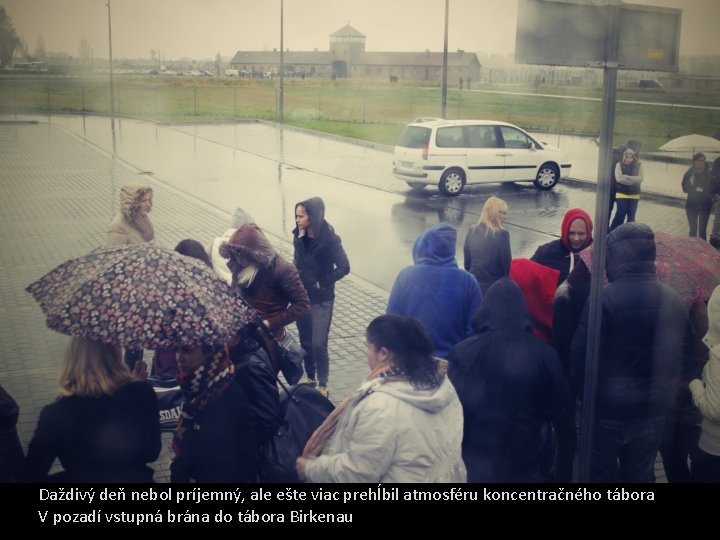 Daždivý deň nebol príjemný, ale ešte viac prehĺbil atmosféru koncentračného tábora V pozadí vstupná