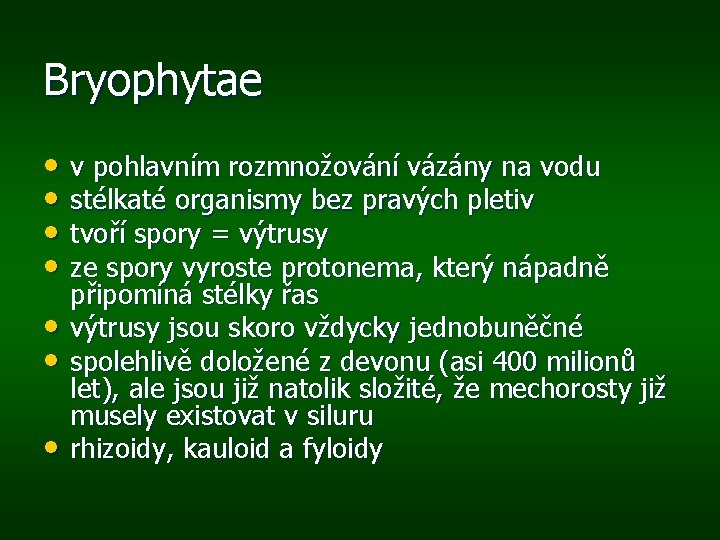 Bryophytae • v pohlavním rozmnožování vázány na vodu • stélkaté organismy bez pravých pletiv