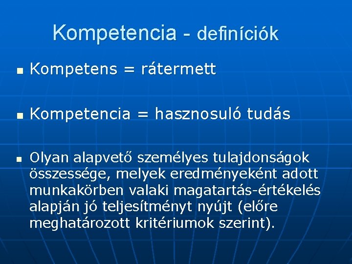 Kompetencia - definíciók n Kompetens = rátermett n Kompetencia = hasznosuló tudás n Olyan