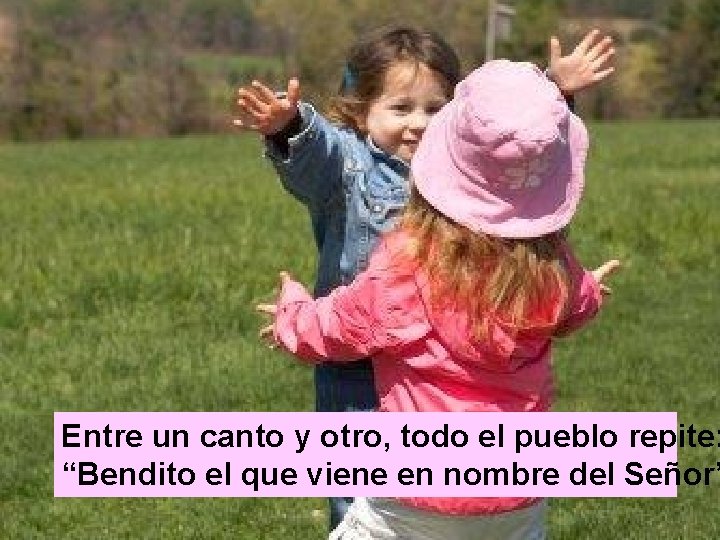 Entre un canto y otro, todo el pueblo repite: “Bendito el que viene en Entre un canto y otro, todo el pueblo repite: “Bendito el que viene en