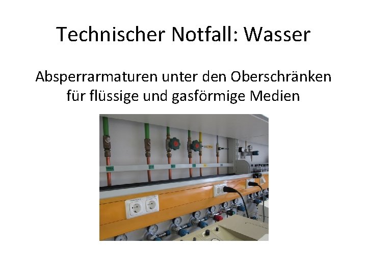 Technischer Notfall: Wasser Absperrarmaturen unter den Oberschränken für flüssige und gasförmige Medien 