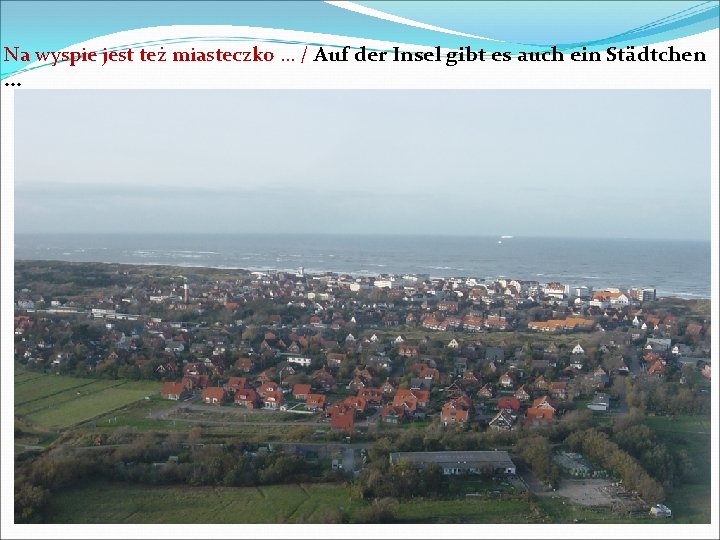 Na wyspie jest też miasteczko … / Auf der Insel gibt es auch ein